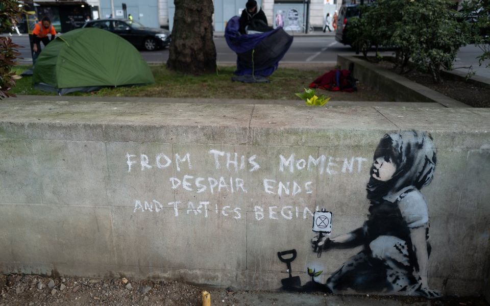 'Banksy artwork' appears at Marble Arch after two weeks of Extinction ...