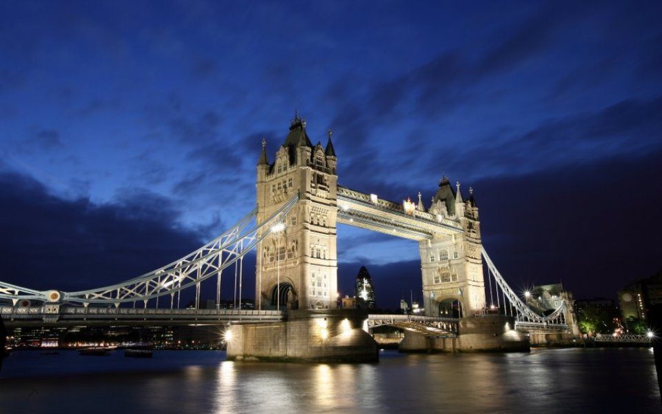 founded by romans this leading global world city stands on the river thames