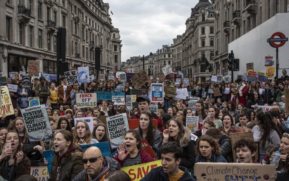 London Oxford Street traffic brought to standstill by climate change ...