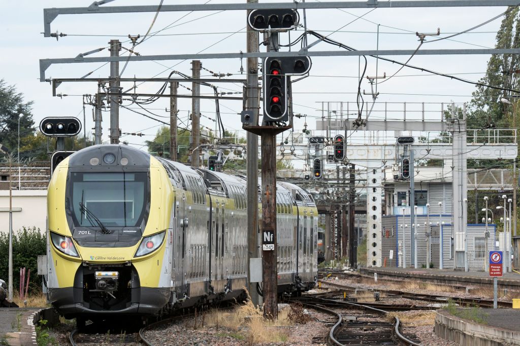 Alstom: Union calls for urgent action to save jobs after train firm stops production