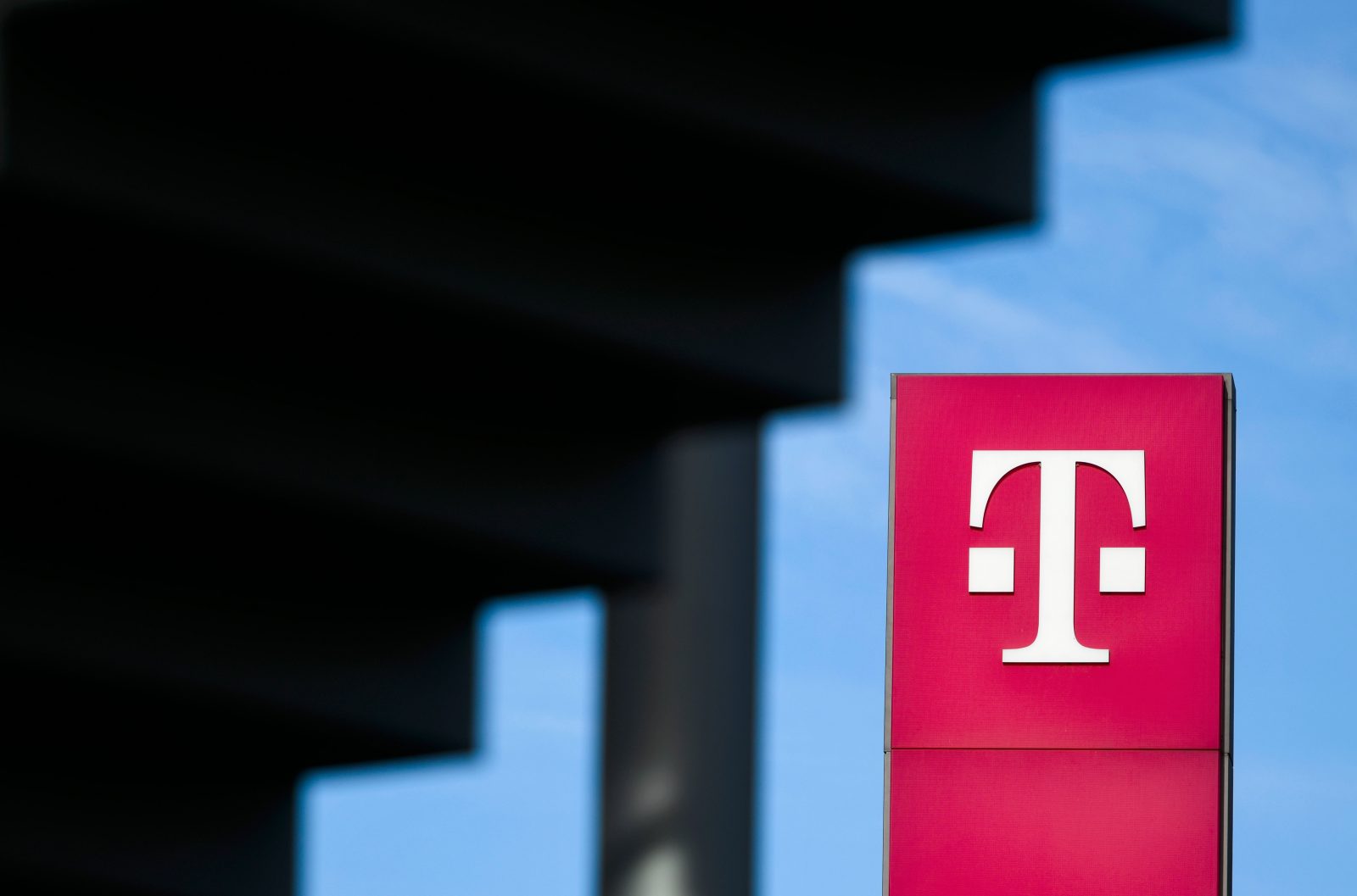 Deutsche Telekom raises guidance as US unit outperforms