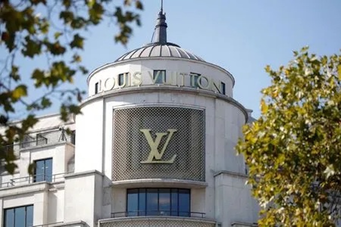 France's First Family of fashion! LVMH boss Bernard Arnault appoints  daughter Delphine in top Louis Vuitton role within £70bn empire