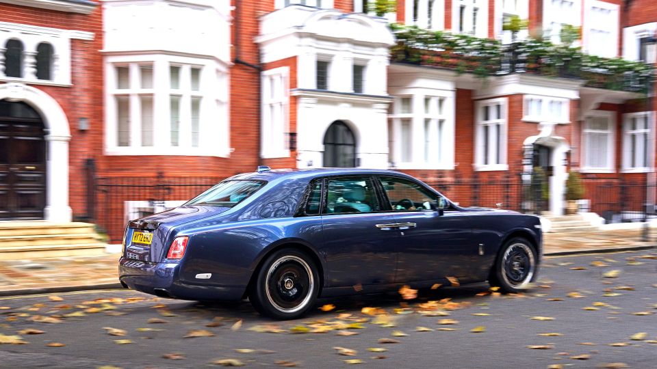 Rolls-Royce Phantom Price 2023, Images, Colours & Reviews
