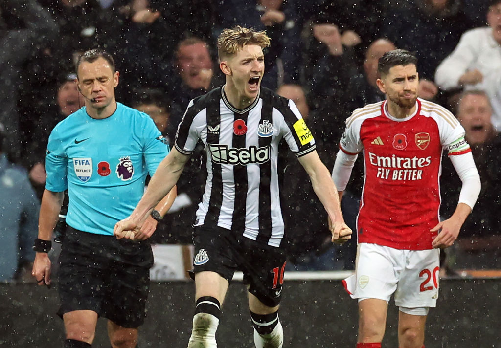 NEWCASTLE UPON TYNE, ENGLAND - NOVEMBER 04: Anthony Gordon of Newcastle United celebrates after scoring the team's first goal during the Premier League match between Newcastle United and Arsenal FC at St. James Park on November 04, 2023 in Newcastle upon Tyne, England. (Photo by Ian MacNicol/Getty Images)