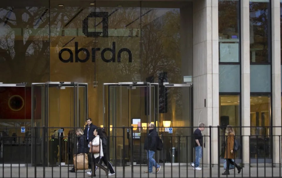 Abrdn hands chief £800k bonus as profits dip and investors pull £13.9bn