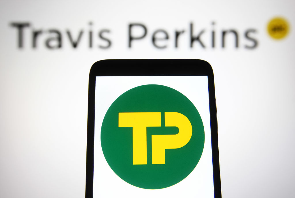 Travis Perkins chief who oversaw Wickes demerger to step down after profit slashed