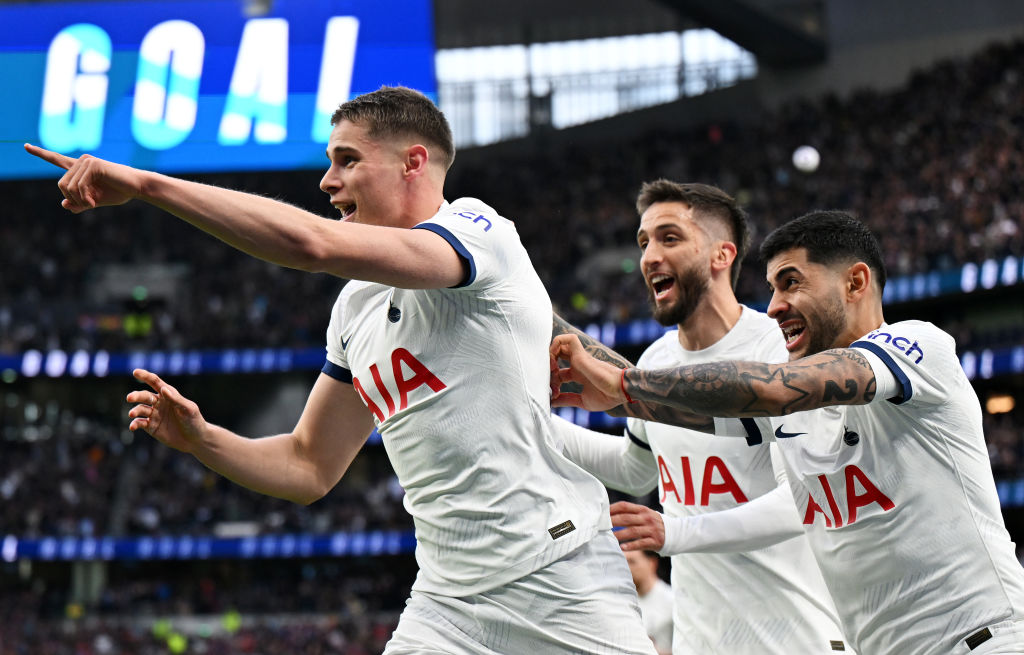 Tottenham punish wasteful Forest and steal march in Villa in Champions League race