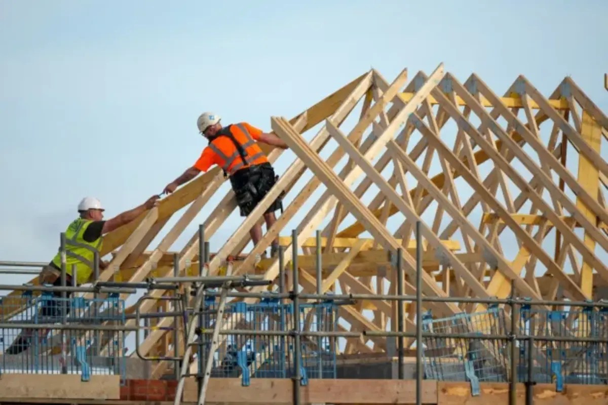 Construction sector surges thanks to interest rate cuts and planning reform