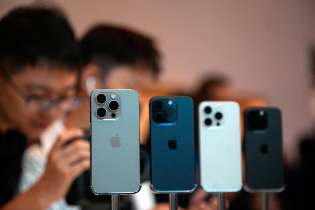 People look at the new iPhone 15 Pro as Apple's new iPhone 15 officially goes on sale across China at an Apple store in Shanghai, China September 22, 2023. REUTERS/Aly Song/File Photo