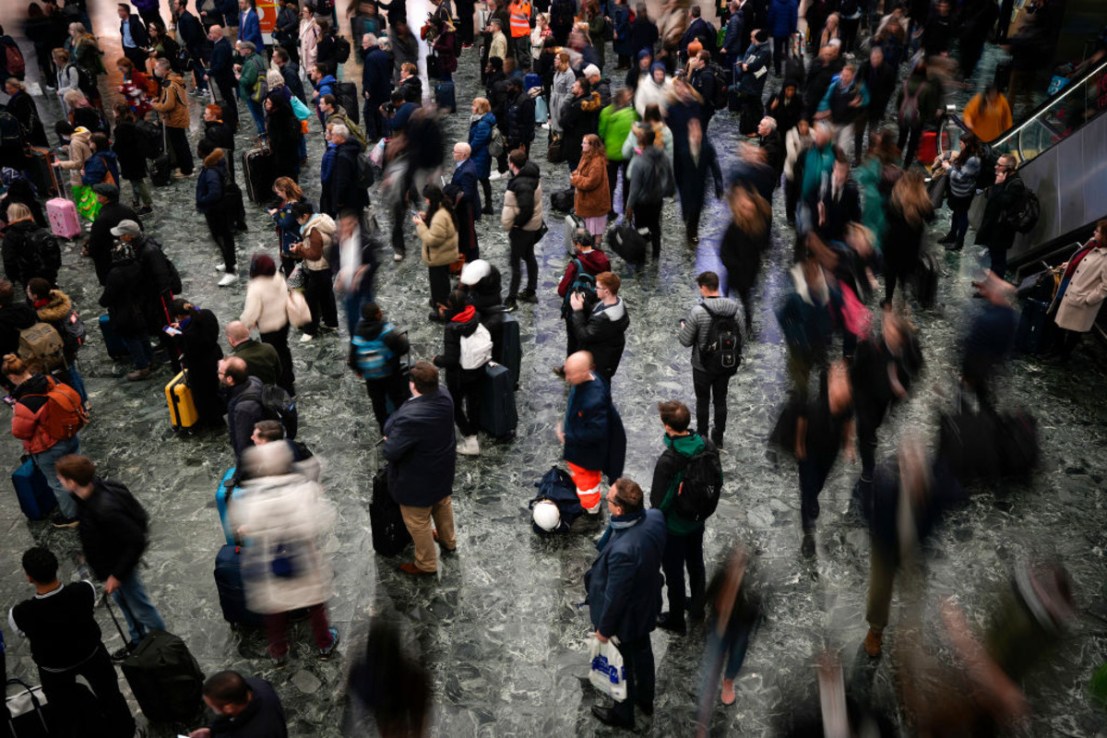 Network Rail has revealed a plan to stop passengers rushing to trains at London Euston. (Photo by Christopher Furlong/Getty Images)