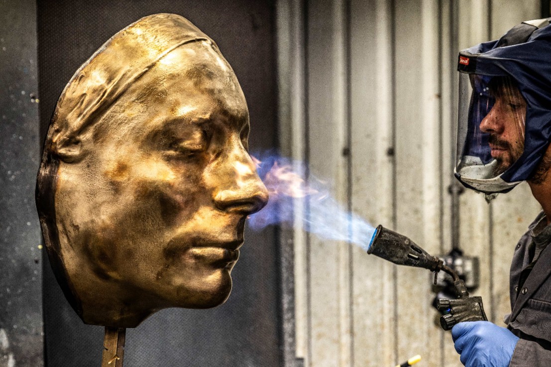 'Patination of the Keats life mask enlarged in bronze at Pangolin Editions Foundry'. Credit: Steve Russell Studios