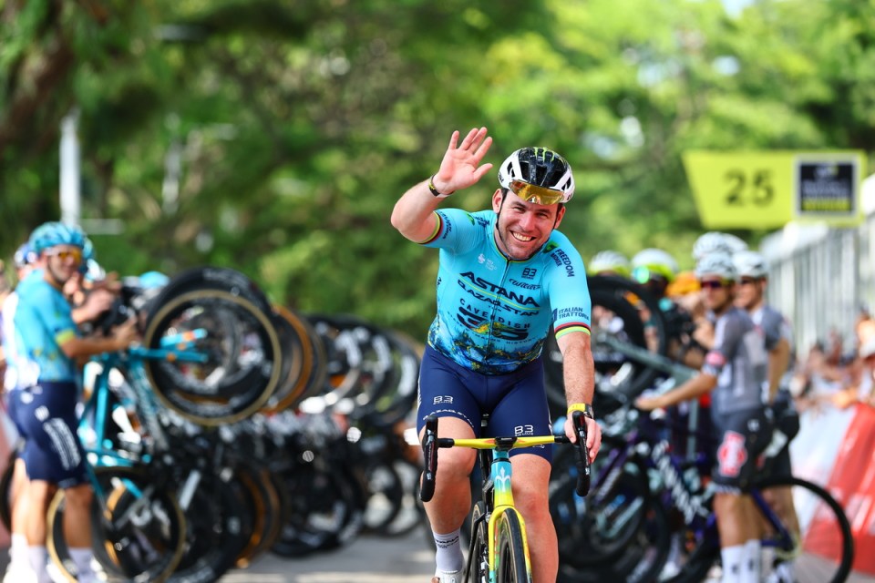 Cavendish received a guard of honour from fellow riders before the Tour de France Prodential Singapore Criterium