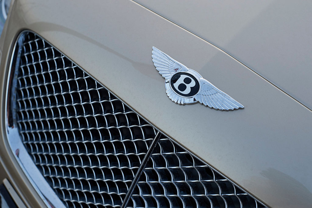 Bentley pushes back full all-electric switch to 2035