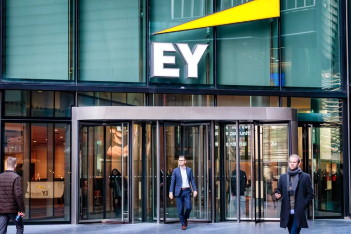 EY to cut 150 UK consultants as division head steps down