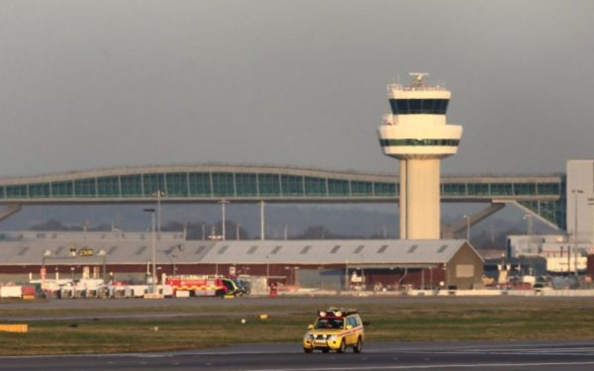 Fog causes disruption at Gatwick on airport’s busiest day of the holiday period