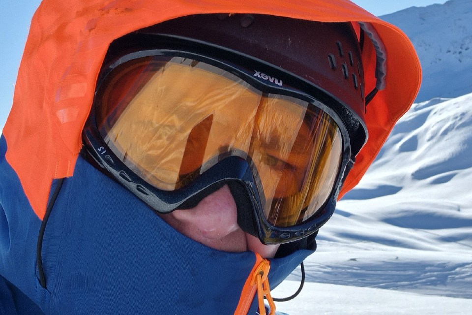 Simon Miller skiing